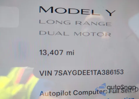 2026 Tesla Model Y Long Range Dual Motor All-Wheel Drive/Long Range Launch Series z USA, uszkodzony, nr VIN 7SAYGDEE1TA386153
